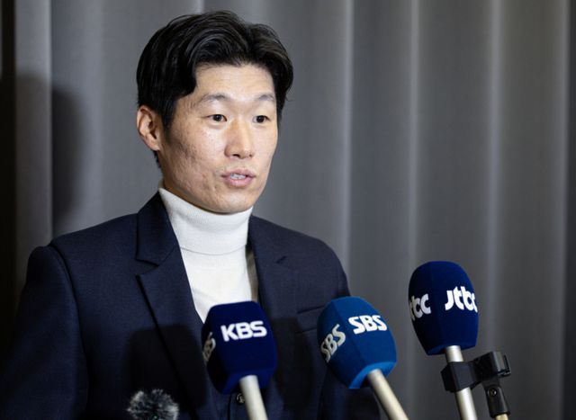 박지성 JS파운데이션 이사장이 8일 오전 경기도 수원시 팔달구 WI컨벤션에서 열린 제13회 JS 파운데이션 재능학생 후원금 전달식을 마친 후 취재진 질문에 답변하고 있다. / 사진=뉴스1 이재명 기자 /사진=(수원=뉴스1) 이재명 기자