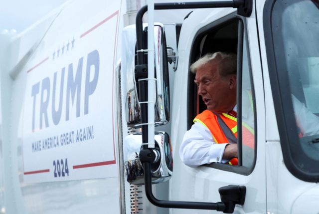 도널드 트럼프 미국 대통령 후보의 당선소식에 글로벌 자동차 산업 환경의 재편이 예상된다. 지난달 30일 미국 공화당 대선후보 도널드 트럼프 대통령 당선인이 위스콘신주 그린베이에서 그의 이름과 선거 구호인 '미국을 다시 위대하게'가 적힌 트럭 운전석에 앉아 있다. /사진=로이터 