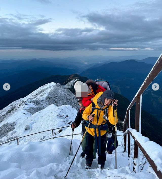 배우 이시영이 아들과 히말랴아 마르디히말을 올랐다. 사진은 아들을 업고 히말라야를 오르는 이시영. /사진=이시영 인스타그램