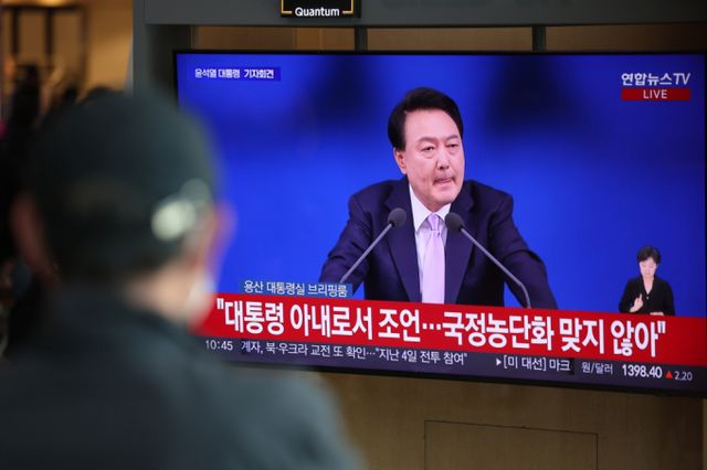 국립국어원에 김건희 여사 관련 질문이 올라왔다. 사진은 지난 7일 서울 용산구 서울역 대합실에서 윤석열 대통령의 대국민 담화를 시청하는 시민. /사진=뉴시스