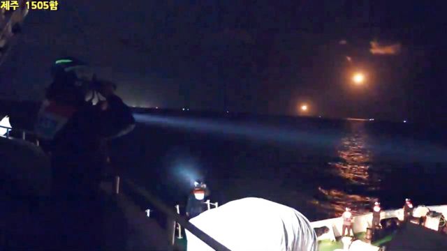 제주해양경찰청 등 구조세력이 8일 오후 제주시 비양도 인근 해상에서 침몰 어선 '135금성호' 실종 선원을 찾기 위한 야간 수색 작업을 하고 있다. / 사진=제주해양경찰청 제공