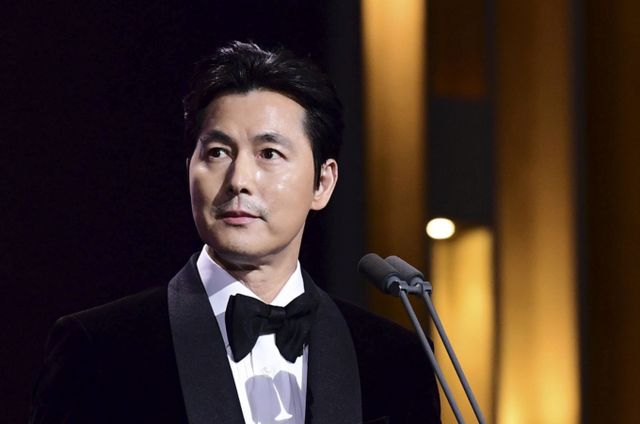 김희경 전 여성가족부 차관이 ‘비혼 출산’을 인정한 배우 정우성의 자녀를 언급하며 “혼외자라고 부르지 말자”고 설명했다. 사진은 지난달 30일 서울 여의도 KBS홀에서 열린 가운데 최다관객상 시상자로 나선 정우성. /사진=뉴시스(스포츠조선 제공)