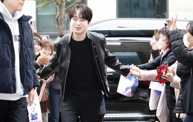 가수 이찬원이 취약계층을 위해 성금 1억원을 기부했다. 사진은 이찬원이 ‘불후의 명곡’ 녹화를 위해 어머니 팬들의 환호를 받으며 입장하는 모습. /사진=뉴시스