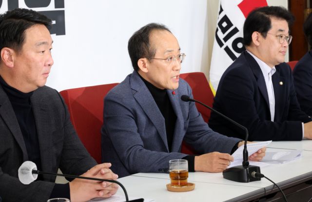 국민의힘이 더불어민주당의 감액 예산 본회의 상정에 대해 불편한 심기를 숨기지 않았다. 사진은 1일 오후 추경호 국민의힘 원내대표가 기자간담회에서 발언하는 모습. /사진=뉴시스