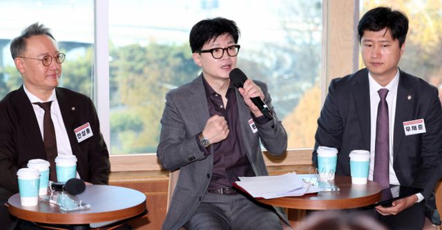 한동훈 국민의힘 대표는 1일 더불어민주당이 가상자산 과세를 2년 유예하는 정부 방안을 동의한 데 대해 "국민을 이길 수 있는 정치는 없다"고 말했다. 한동훈 국민의힘 대표가 지난달 29일 오전 서울 마포구 마포 채그로에서 열린 '청년의 목소리로 그리는 대한민국의 내일' 청년 토크콘서트에서 질문에 답변하고 있다. /사진=뉴시스 