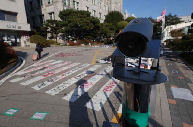 동덕여대 총학생회가 몇 가지 요구 조건을 전제로 내걸고 본관 점거를 해제할 수도 있다는 뜻을 전했다. 사진은 지난달 24일 동덕여대의 모습. /사진=뉴시스