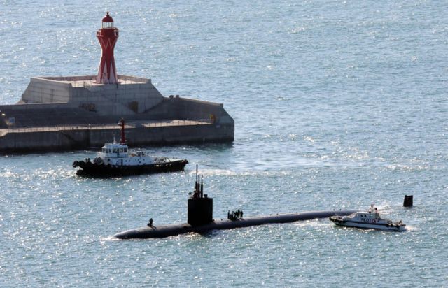 미 해군의 차세대 구축함 줌월트급 스텔스 구축함 3척에 기존 무기를 극초음속 무기로 교체하는 개조 작업이 진행 중이다. 사진은 미국 해군의 로스앤젤레스급 핵추진 잠수함인 '컬럼비아'(SSN 771·6900t급)가 지난달 18일 오전 부산 남구 해군작전사령부 부산작전기지에 입항하는 모습으로 기사내용과 무관. /사진=뉴시스 