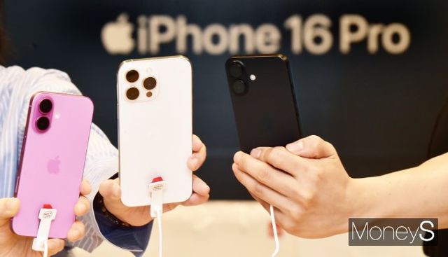 애플이 프리미엄 스마트폰 시장에서 압도적인 점유율을 기록하며 글로벌 시장을 주도하고 있다. 사진은 애플의 첫 인공지능(AI) 스마트폰 '아이폰16 시리즈'가 출시된 지난 9월 서울 강남 안다즈 서울에서 시민들이 신제품을 살펴보고 있는 모습. /사진=임한별 기자(머니S)