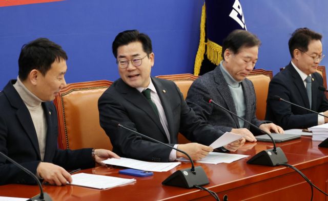 더불어민주당이 오는 2일 본회의를 통해 감액 예산안을 상정하겠다고 밝혔다. 사진은 1일 박찬대 더불어민주당 원내대표가 기자간담회를 앞두고 동료 의원들과 대화하는 모습. /사진=뉴시스