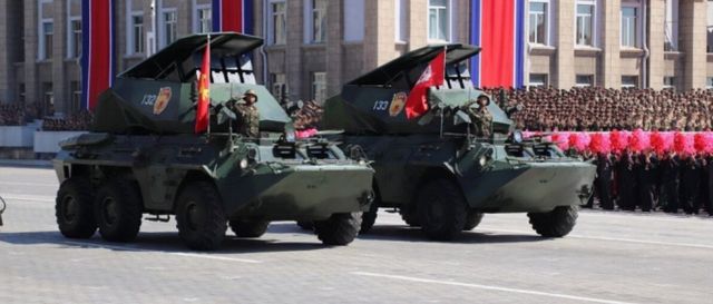 우크라이나의 제 3 공격여단 윈드브레이커 드론 부대는 불새-4 미사일 시스템 외에도 트럭과 은폐된 캄AZ를 포함한 러시아 차량 여러 대도 파괴했다며 영상을 공개했다. 사진은 북한 열병식에서 모습을 보인 불새-4 미사일 시스템. /사진=뉴시스 