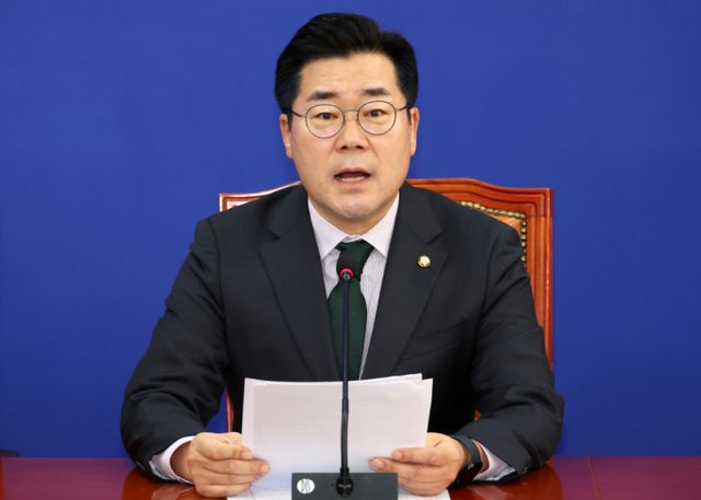 더불어민주장이 정부와 여달의 가상자산 과세 시행 2년 유예 주장에 동의한다는 입장을 전했다. 사진은 1일 관련 기자간담회에서 박찬대 민주당 원내대표가 가상자산 과세 유예에 대해 발언하는 모습. /사진=뉴시스