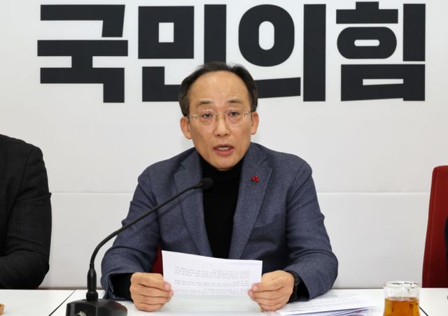 추경호 국민의힘 원내대표는 1일 친한(한동훈)계 사이에서 김건희 여사 특검법 표결 기류가 변하고 있다는 지적이 나오자 "당당하게 필요한 의견을, 자기 견해를 논리적으로 당당하게 제시하시라"고 말했다. 추경호 국민의힘 원내대표가 1일 오후 서울 여의도 국회에서 열린 현안 관련 기자간담회에서 발언하고 있다. /사진=뉴시스 