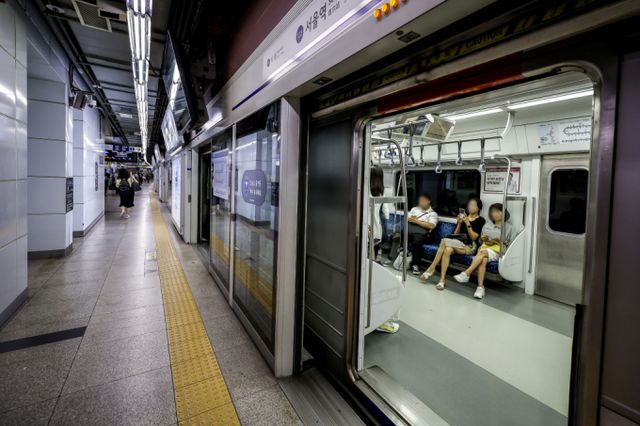 지하철 내에서 자리를 양보해 달라는 말에 격분해 승객을 폭행하고 살해 협박을 한 남성이 징역형 집행유예를 선고받았다. 사진은 기사 내용과는 무관한 지하철의 모습. /사진=뉴시스
