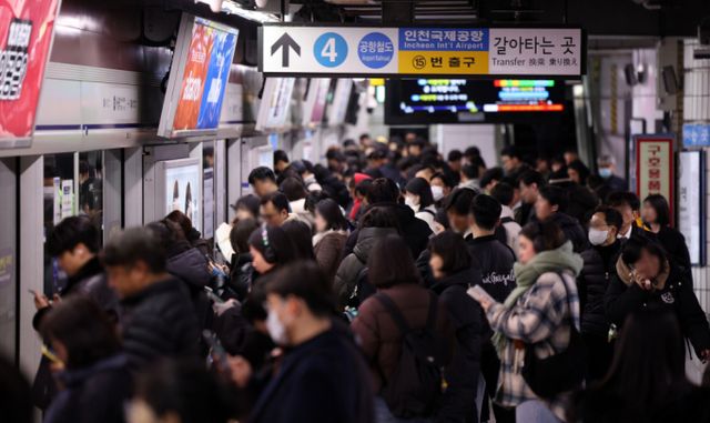 서울 지하철 1호선 전동열차가 승용차와 충돌하는 사고가 발생해 운행에 일부 차질이 빚어졌다. 사진은 기사 내용과는 무관한 붐비는 1호선 역사의 모습. /사진=뉴시스
