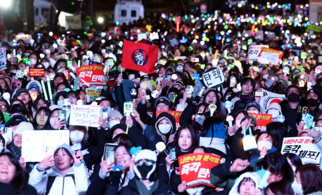 국민의힘 정당해산 심판을 헌법재판소에 청구해달라는 국민청원이 하루 만에 동의자 15만명을 돌파했다. 사진은 서울 여의도 국회 앞에서 열린 윤석열 대통령 탄핵을 촉구하는 촛불문화제. /사진=뉴시스