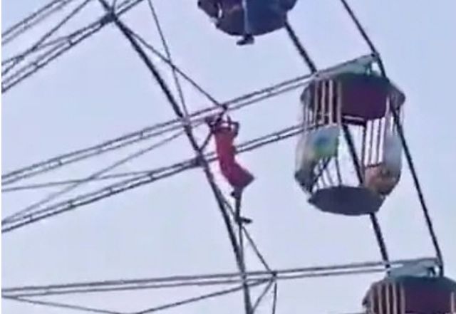 한 놀이공원에서 10대 학생이 관람차에서 떨어져 20m 상공에 매달려 있는 영상이 공개됐다. /사진=데일리메일 캡쳐