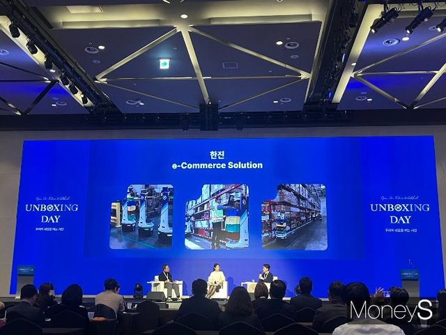 한진은 풀필먼트 사업을 통해 국내 이커머스 기반 업체와의 시너지가 커질 것이라고 강조했다. 정근일 한진 글로벌사업본부장(맨 오른쪽)이 10일 서울 용산구 드래곤시티호텔에서 열린 '한진 2024 언박싱데이'에서 발언하고 있다. /사진=김서현 기자
