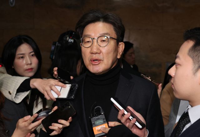 국민의힘 중진 의원들이 권성동 의원을 차기 원내대표로 추대했고 권 의원은 이를 놓고 고심중이다. 사진은 권 의원이 10일 국회에서 중진 의원 회의를 마치고 이동하는 모습. /서울=뉴시스