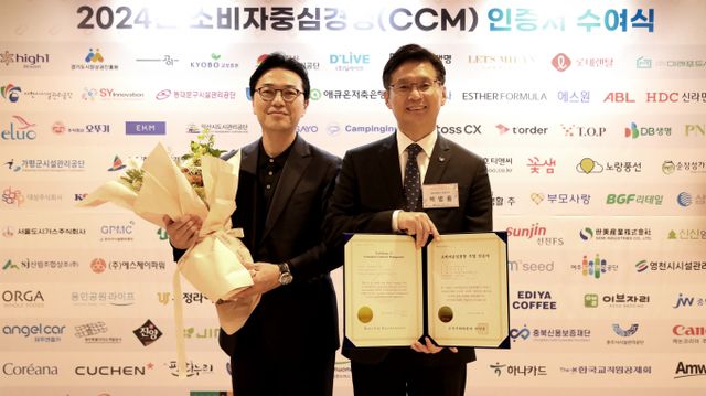 박병률 진에어 대표이사(오른쪽)와 김주민 진에어 마케팅본부장(왼쪽)이 기념 사진 촬영을 하고 있다. /사진=진에어