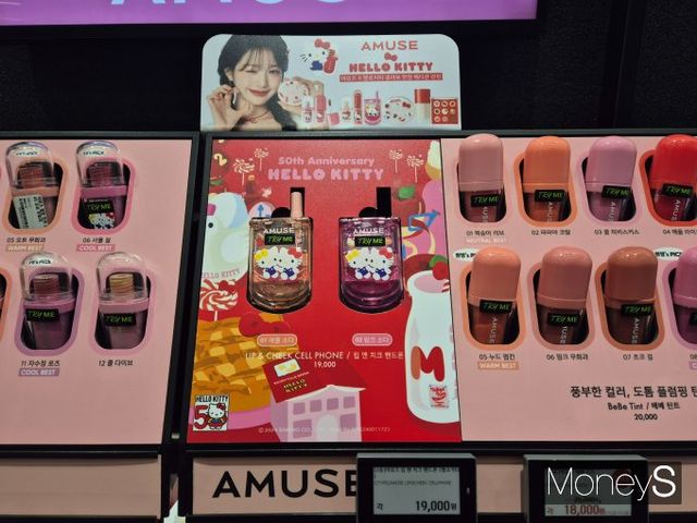 뷰티 브랜드에게 있어 타 기업과의 콜라보는 이제 필수다. 사진은 지난달 29일 서울시 중구 명동 화장품 매장에 비치된 뷰티 브랜드 어뮤즈와 헬로키티 컬래버 제품 모습. /사진=김인영 기자