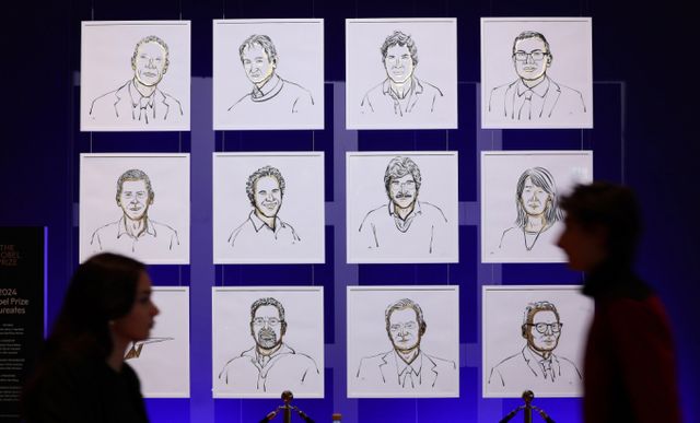 한강 작가(54)가 우리나라 최초로 노벨상 '블루 카펫'을 밟는다. 2024 노벨상 수상자들의 초상화가 걸려 있는 모습. /사진=뉴스1