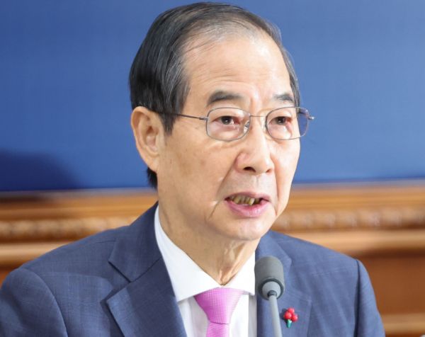 한덕수 국무총리는 국무회의에서 "정부는 오직 국민의 뜻에 따라 국정의 조기 안정화에 전력을 다하겠다"고 밝혔다. 사진은 한덕수 국무총리가 10일 서울 종로구 정부서울청사에서 열린 국무회의에서 모두 발언을 하고 있는 모습. /사진=뉴스1