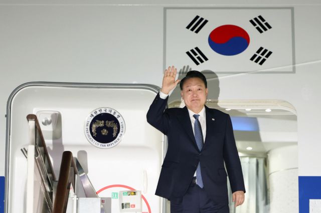 군인권센터가 공군1호기가 경기 성남시 서울공항을 이륙한 사실을 확인했다. 사진은 기사의 이해를 돕기 위한 윤석열 대통령이 11월21일 아시아태평양경제협력체(APEC) 및 주요 20개국(G20) 정상회의 일정을 마치고 성남 서울공항에 도착해 전용기에서 인사하는 모습. /사진=뉴스1