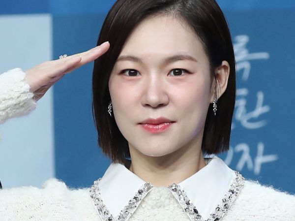 한예리가 직접 시위 현장에 나간 사진을 올렸다. 사진은 배우 한예리가 10월10일 오후 서울 마포구 상암 MBC에서 열린 MBC 금토드라마 '이토록 친밀한 배신자' 제작발표회에 참석해 포즈를 취하는 모습. /사진=뉴스1