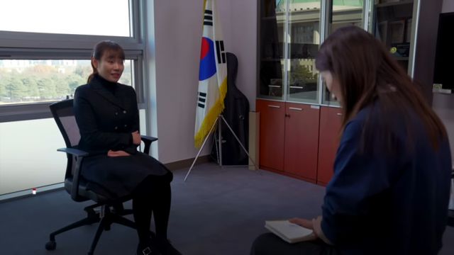 김예지 국민의힘 재선 비례 의원이 윤석열 대통령 탄핵소추안 표결에 찬성표를 던진 사실이 드러났다. 사진은 김 의원이 BBC와 인터뷰하는 모습. /사진=BBC 영상 캡처