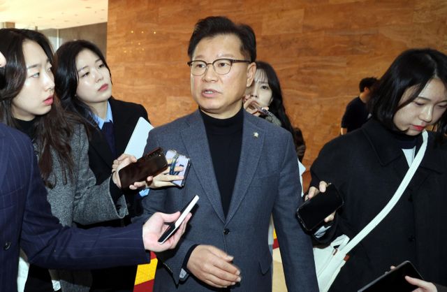 국민의힘이 윤석열 대통령 거취 문제에 대해 내년 2월 하야 후 4월 대선, 내년 3월 하야 후 5월 대선 등 여러 방안을 논의하고 있다. 사진은 이양수 국민의힘 정국안정화TF 위원장(가운데)이 10일 서울 여의도 국회에서 열린 비상 의원총회에 참석하며 취재진의 질문에 답변하는 모습. /사진=뉴시스