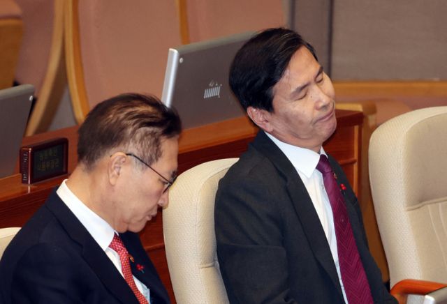 박성재 법무부장관과 조지호 경찰청장에 대한 탄핵소추안이 국회 본회의에 보고됐다. 사진은 박성재 법무부 장관, 김선호 국방부 차관이 10일 서울 여의도 국회에서 열린 제418회국회(정기회) 제18차 본회의에 출석한 모습. /사진=뉴시스