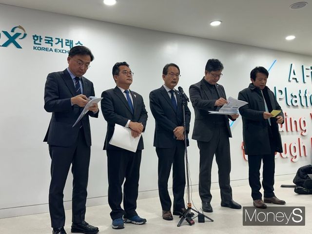 더불어민주당, 조국혁신당, 사회민주당 등 정무위원회 소속 야3당 의원들이 자본시장 점검 회의 이후 백브리핑을 하고 있다./사진=이지운 기자