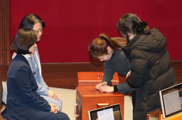  김예지 의원이 윤석열 대통령 탄핵에 찬성표를 던졌다고 밝혔다. 사진은 김 의원이 윤석열 대통령 탄핵소추안 투표하는 모습. /사진=뉴시스