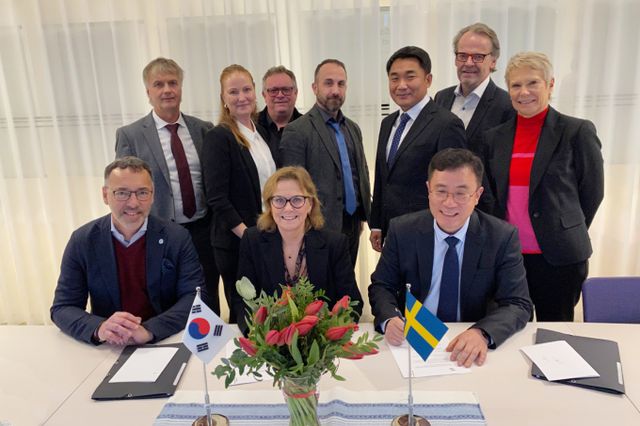 남정세 대한전선 에너지해외사업부 상무(앞줄 오른쪽)가 스웨덴 전력청 관계자들과 초고압 전략망 수주 계약 이후 기념촬영을 하고 있다. / 사진=대한전선