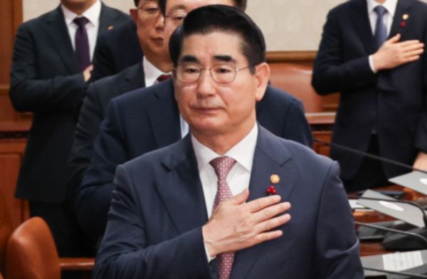 김용현 전 국방장관에 대한 구속영장이 발부됐다. 사진은 김용현 국방부 장관이 지난 3일 서울 종로구 정부서울청사에서 열린 국무회의에 참석해 국민의례를 하는 모습. /사진=뉴스1