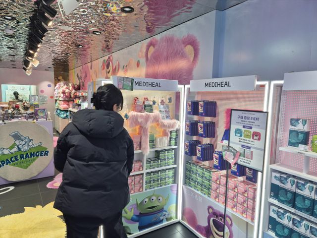 뷰티 브랜드와 타 기업, 캐릭터 컬래버 제품은 앞으로도 다양하게 출시될 가능성이 크다. 사진은 지난달 29일 서울시 중구 명동 화장품 브랜드 메디힐이 픽사와 컬래버한 제품을 살펴보는 소비자의 모습. /사진=김인영 기자