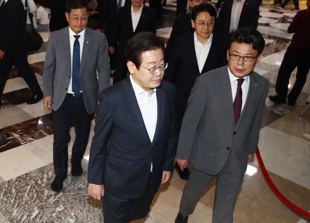 여야 간 최종 협상이 결렬됐다. 더불어민주당은 기존 4조 1000억원 감액 예산안을 처리할 방침이다. 사진은 지난 9월 본회의장 들어서는 이재명 대표와 진성준 정책위의장 모습. /사진=뉴스1