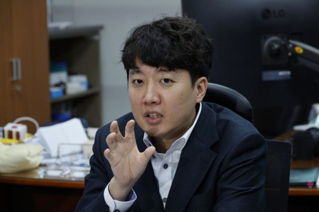 이준석 개혁신당 의원이 윤석열 대통령의 즉각 하야를 촉구하는 글을 올렸다. 사진은 이 의원이 취재진 질의에 답하는 모습. /사진=뉴스1