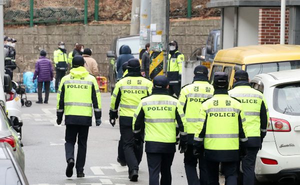 2008년 12월11일. 조두순이 경기 안산시 단원구에서 초등학교 3학년 여학생을 납치해 성폭행하는 사건이 벌어졌다. 사진은 2020년 12월 조두순이 거주하는 경기도 안산시내 거주지 앞에서 경찰들이 주변을 통제하고 있는 모습. /사진=뉴스1