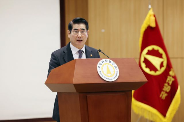 고위공직자범죄수사처가 내란중요임무종사 및 직권남용권리행사방해 혐의를 적용해 김용현 전 국방부 장관에게 사전구속영장을 청구했다. 사진은 지난달 한 국방부 행사에 참석한 김 전 장관. /사진=뉴시스