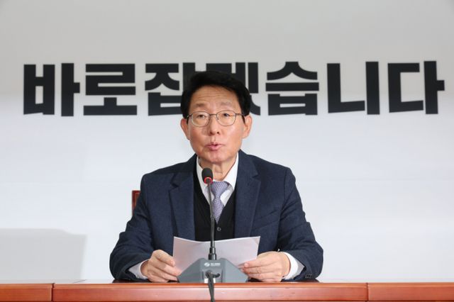 국민의힘은 더불어민주당에 감액 예산안에서 3조4000억원을 증액하자고 제안했다. 사진은 김상훈 국민의힘 정책위의장이 10일 오후 서울 여의도 국회에서 열린 예산안 관련 기자간담회에서 발언하는 모습. /사진=뉴시스
