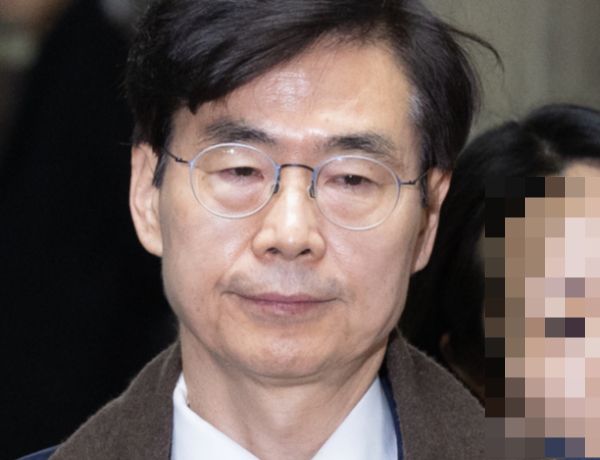 조경태 의원이 윤석열 대통령은 즉시 하야해야 한다고 주장했다. 사진은 조경태 국민의힘 의원이 7일 오전 서울 여의도 국회에서 열린 비공개 의원총회에 참석하는 모습. /사진=뉴스1