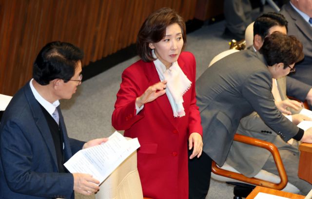 국민의힘 기존 정부안보다 4조1000억원이 감액된 예산안을 통과한 것에 대해 강하게 비판했다. 나경원 국민의힘 의원과 김상훈 정책위의장이 제418회국회(정기회) 제18차 본회의에서 대화를 하고 있는 모습./사진=뉴시스