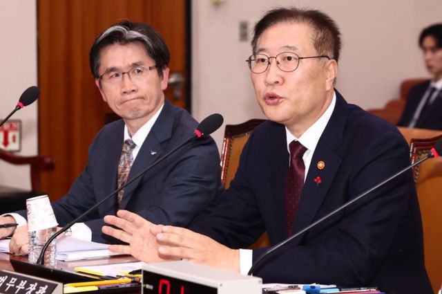 더불어민주당이 비상계엄 관련 박성재 법무부 장관과 조지호 경찰청장에 대한 탄핵소추안을 발의했다. 사진은 박성재 법무부 장관이 9일 서울 여의도 국회에서 열린 비상계엄 사태와 관련한 윤석열 대통령 등의 내란 혐의 진상규명을 위한 상설특검 수사요구안 등에 관한 법제사법위원회 전체회의에서 의원 질의에 답변하고 있는 모습. 왼쪽은 오동운 공수처장. /사진=뉴스1