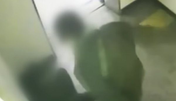 70대 경비원이 술에 취한 30대 남성에게 무차별 폭행을 당했다. 사진은 30대 남성이 70대 경비원에게 '사커킥' 날리는 모습. /사진=JTBC '사건반장' 캡처