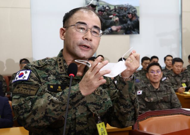  검찰이 곽종근 전 특수전사령관 조사에서 윤석열 대통령이 아닌 김용현 전 국방부 장관을 중심으로 이뤄졌다는 취지의 질문했다는 의혹이 제기됐다. 사진은 계엄 관련 긴급 현안질의에서 위원 질의에 답하는 모습. /사진=뉴스1