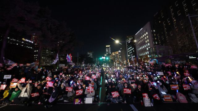서울 여의도 국회 앞에서 시민들이 윤석열 대통령 탄핵을 촉구하고 있다. /사진=뉴시스