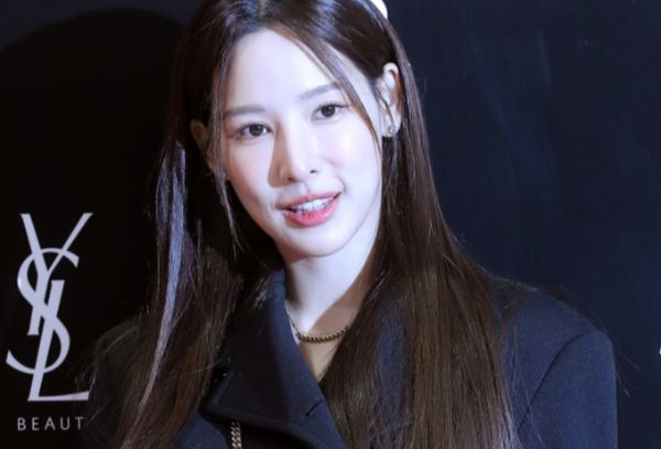 이나연이 불안한 시국 속 재충전을 위해 한국을 떠나 화제다. 사진은 이나연이 2023년 1월18일 서울 중구 롯데백화점 본점에서 진행된 코스메틱 브랜드 입생로랑 '따뚜아쥬 꾸뛰르 벨벳 틴트' 출시 행사에 참석해 포즈를 취하는 모습. /사진=머니투데이