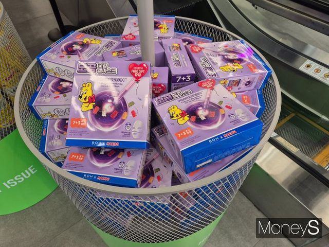 20대 여성 고객은 뷰티 브랜드 컬래버 제품 구매 사유에 대해 "원래도 같은 제품이면 콜라보 제품을 사는 편"이라고 밝혔다. 사진은 지난달 29일 서울시 중구 명동 화장품 매장에 비치된 뷰티 브랜드 BOH와 하리보 컬래버 제품 모습. /사진=김인영 기자