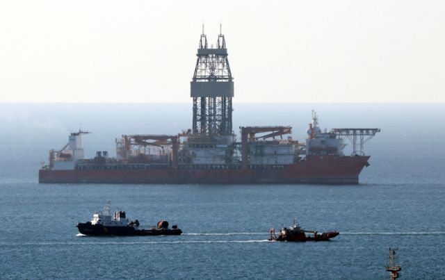 '대왕고래'로 명명된 동해 심해 가스전 개발 프로젝트의 첫 시추를 진행할 노르웨이 업체 시드릴사 소속 드릴십 '웨스트 카펠라호'가 지난 9일 오전 부산 영도구 외항에 정박하고 있다. / 사진=뉴시스 하경민 기자 